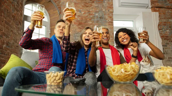 Grupo animado de pessoas assistindo jogo esportivo, campeonato em casa — Fotografia de Stock