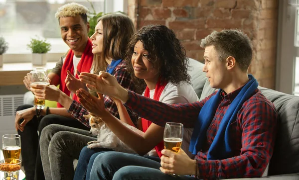 Grupo animado de pessoas assistindo jogo esportivo, campeonato em casa — Fotografia de Stock