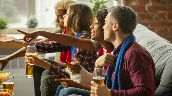 Emocionado grupo de personas viendo el partido deportivo, campeonato en casa — Foto de Stock