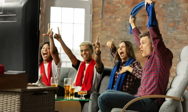 Emocionado grupo de personas viendo el partido deportivo, campeonato en casa —  Fotos de Stock