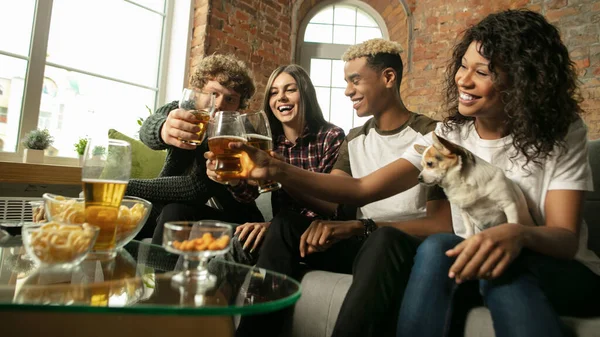 Grupo animado de pessoas assistindo jogo esportivo, campeonato em casa — Fotografia de Stock