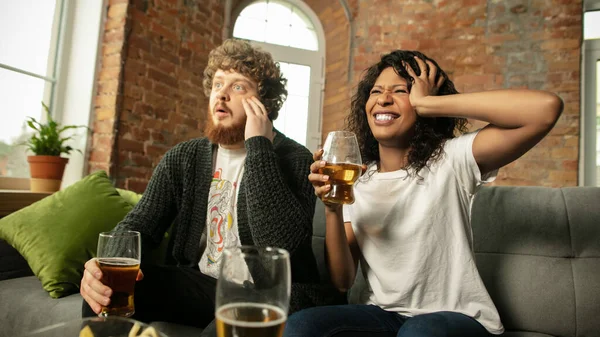 Pareja emocionada, amigos viendo el partido deportivo, campeonato en casa — Foto de Stock