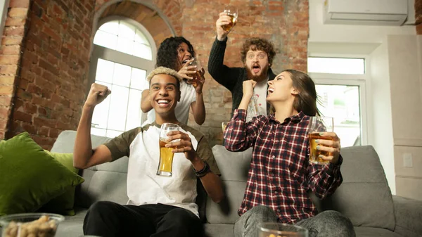 Grupo animado de pessoas assistindo jogo esportivo, campeonato em casa — Fotografia de Stock