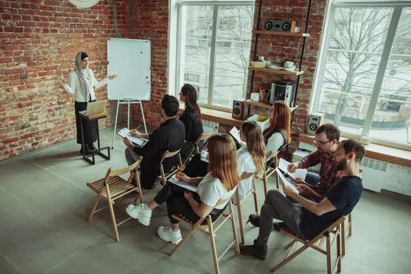 Ponente musulmana dando una presentación en la sala del taller universitario — Foto de Stock