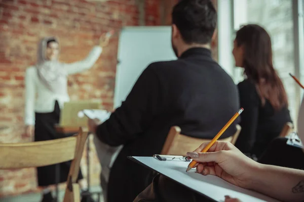 Female muslim speaker giving presentation in hall at university workshop — Stock Photo, Image