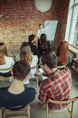 Bayan Müslüman konuşmacı üniversite atölyesinde sunum yapıyor.
