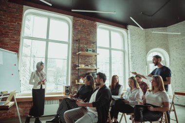 Bayan Müslüman konuşmacı üniversite atölyesinde sunum yapıyor.