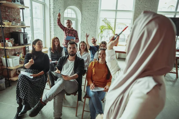 Žena muslimský řečník dávat prezentaci v hale na univerzitní workshop — Stock fotografie