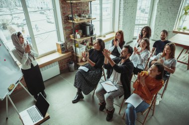 Bayan Müslüman konuşmacı üniversite atölyesinde sunum yapıyor.