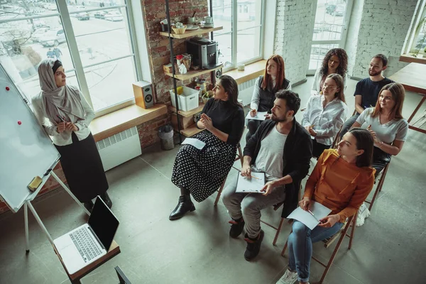 Female muslim speaker giving presentation in hall at university workshop — Stock Photo, Image