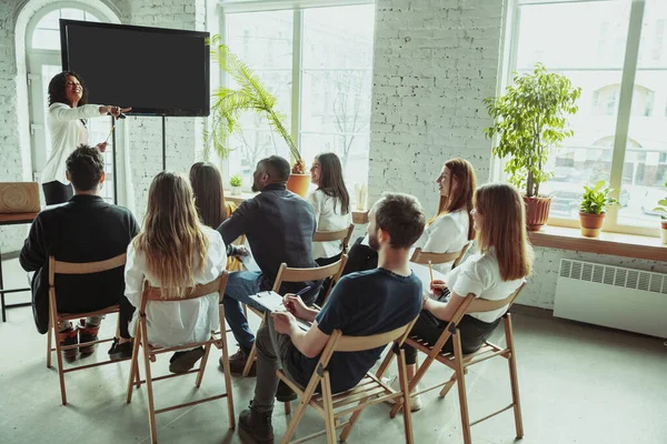 Női afro-amerikai előadó előadást tart az egyetemi workshopon — Stock Fotó