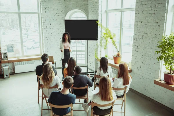 Oradora afroamericana dando presentación en salón en taller universitario — Foto de Stock