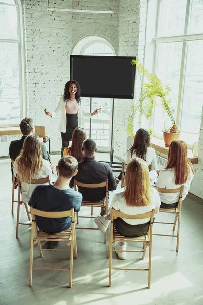 Female african-american speaker giving presentation in hall at university workshop — Stock Photo, Image