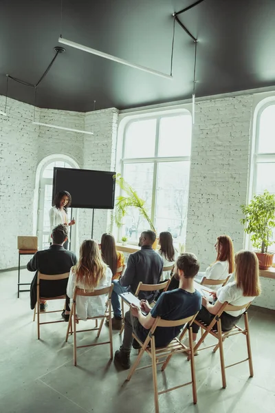 Female african-american speaker giving presentation in hall at university workshop — Stock Photo, Image