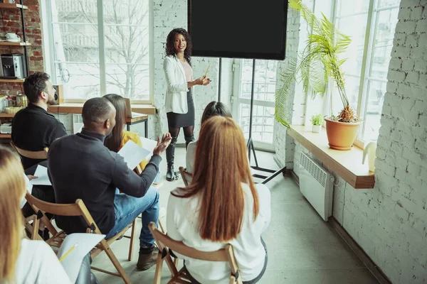 Female african-american speaker giving presentation in hall at university workshop — Stock Photo, Image