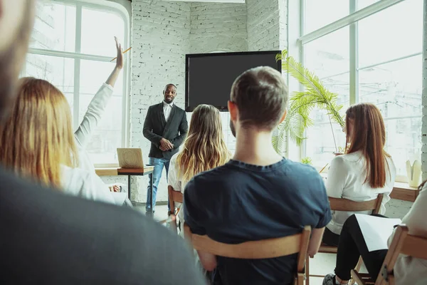 Male african-american speaker giving presentation in hall at university workshop — Stockfoto