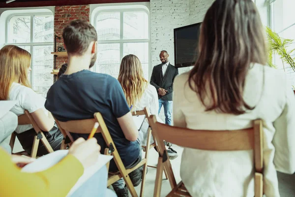 Male african-american speaker giving presentation in hall at university workshop — Stockfoto