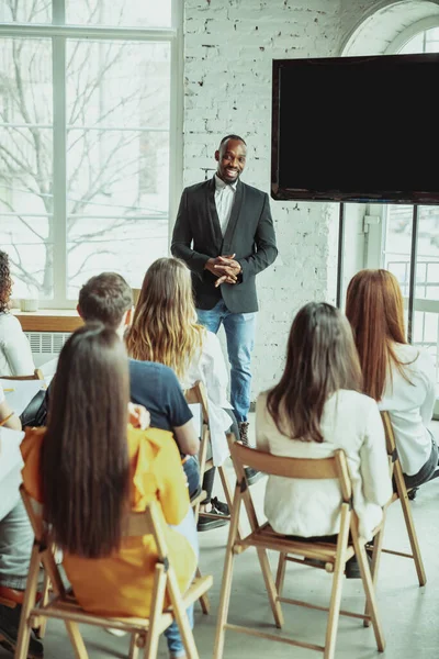 Male african-american speaker giving presentation in hall at university workshop — Stock Photo, Image