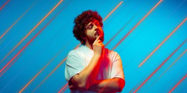 Mavi arkaplanda yaratıcı duygular ve neon çizgiler, el ilanı, öneri