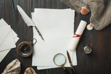 Eski moda daire, harflerle kaplıydı. Koyu ahşap arka plana aksesuarlar yazıyordu.