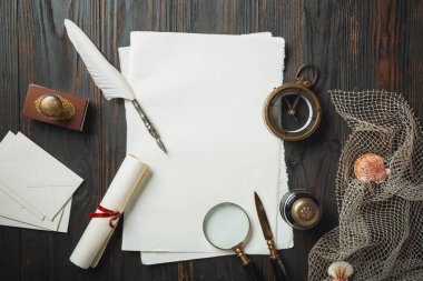 Eski moda daire, harflerle kaplıydı. Koyu ahşap arka plana aksesuarlar yazıyordu.