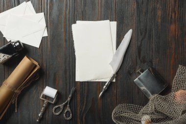 Eski moda daire, harflerle kaplıydı. Koyu ahşap arka plana aksesuarlar yazıyordu.