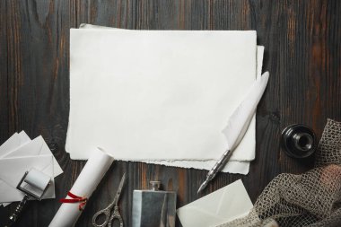 Eski moda daire, harflerle kaplıydı. Koyu ahşap arka plana aksesuarlar yazıyordu.