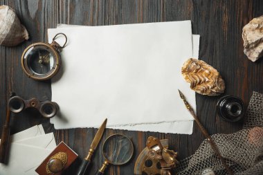 Eski moda daire, harflerle kaplıydı. Koyu ahşap arka plana aksesuarlar yazıyordu.