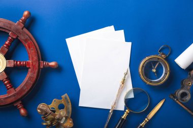 Mavi arka planda retro aksesuarları olan eski moda düz bir yer.