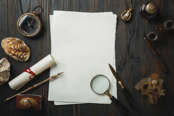 Eski moda daire, harflerle kaplıydı. Koyu ahşap arka plana aksesuarlar yazıyordu.