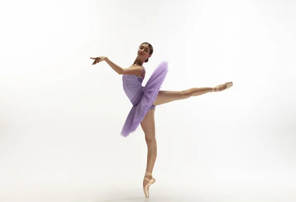 Jeune ballerine tendre gracieuse sur fond de studio blanc — Photo