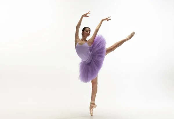 Jovem graciosa bailarina concurso no fundo do estúdio branco — Fotografia de Stock