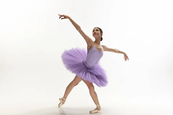 Jovem graciosa bailarina concurso no fundo do estúdio branco — Fotografia de Stock