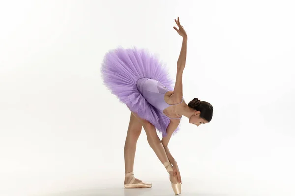 Joven bailarina elegante tierna sobre fondo blanco estudio — Foto de Stock