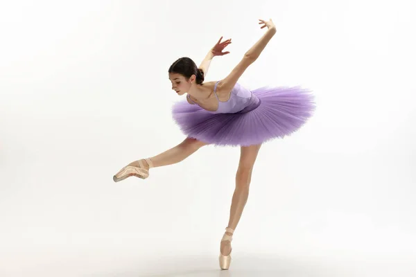 Giovane ballerina tenera graziosa su sfondo bianco dello studio — Foto Stock