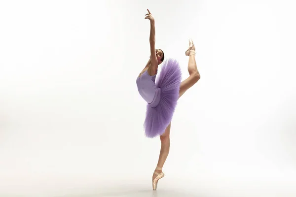 白工作室背景的年轻优雅的芭蕾舞演员 — 图库照片