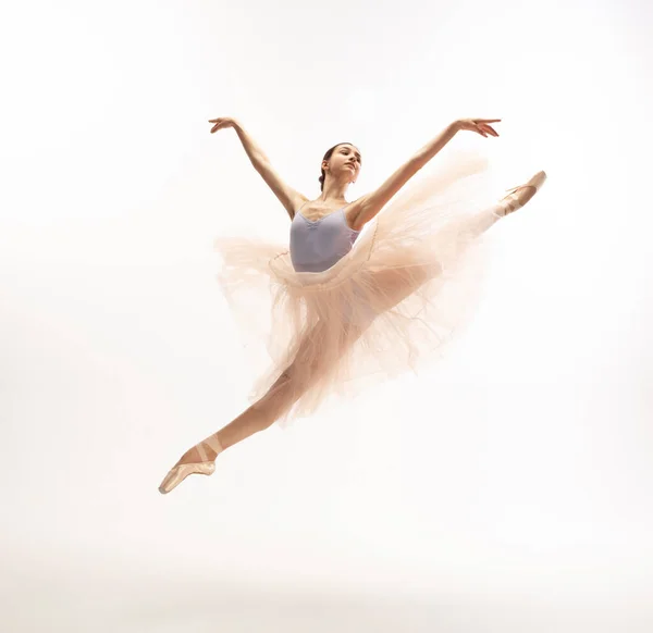Jovem graciosa bailarina concurso no fundo do estúdio branco — Fotografia de Stock
