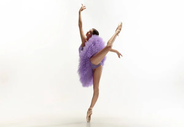 Giovane ballerina tenera graziosa su sfondo bianco dello studio — Foto Stock