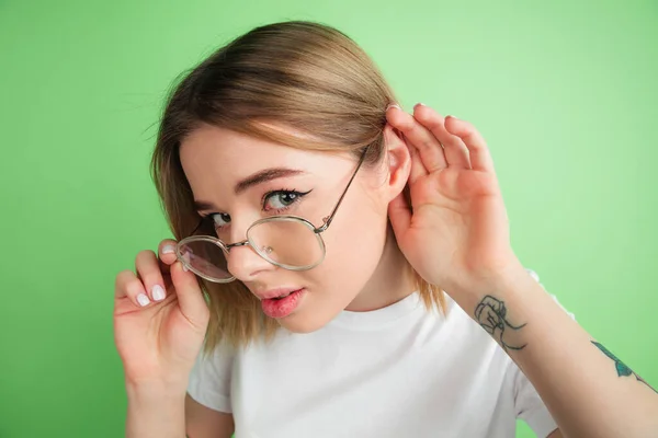 Kaukasische junge Frauen Porträt auf grünem Studiohintergrund — Stockfoto