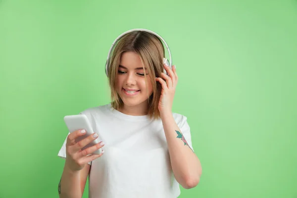 Kavkazské mladé ženy portrét na zeleném pozadí studia — Stock fotografie