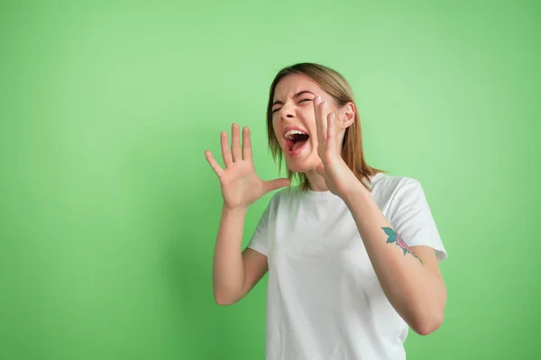 Caucásico joven mujer retrato en verde estudio fondo —  Fotos de Stock