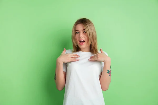 Caucásico joven mujer retrato en verde estudio fondo — Foto de Stock