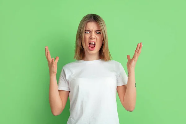 Caucásico joven mujer retrato en verde estudio fondo —  Fotos de Stock