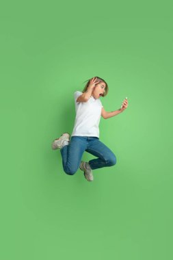 Yeşil stüdyo arka planında beyaz kadın portresi