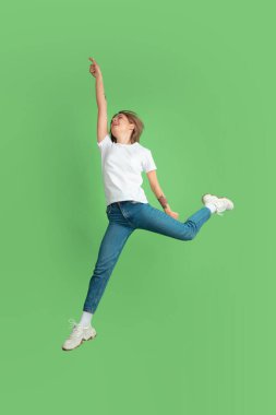 Yeşil stüdyo arka planında beyaz kadın portresi