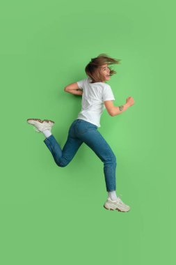 Yeşil stüdyo arka planında beyaz kadın portresi