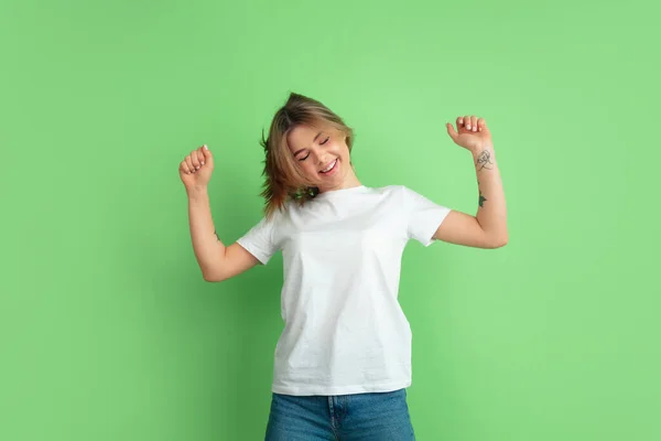 Kaukasische junge Frauen Porträt auf grünem Studiohintergrund — Stockfoto