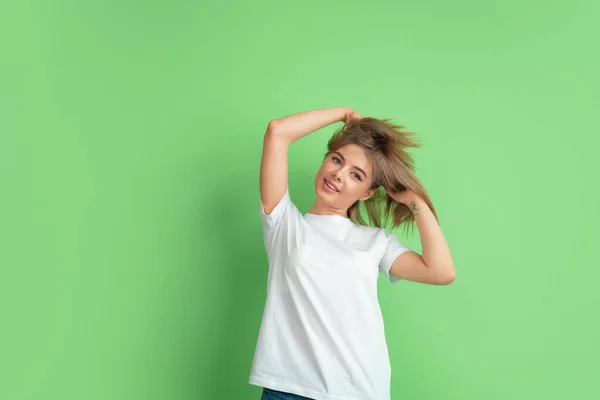 绿色工作室背景下的白人年轻女性肖像 — 图库照片