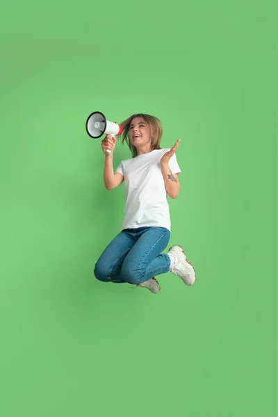 Kaukasische jonge vrouwen portret op groene studio achtergrond — Stockfoto