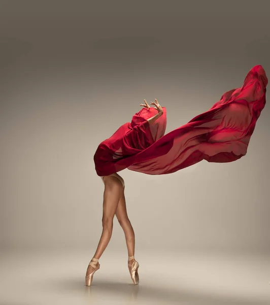 Jovem graciosa bailarina concurso em fundo estúdio cinza — Fotografia de Stock